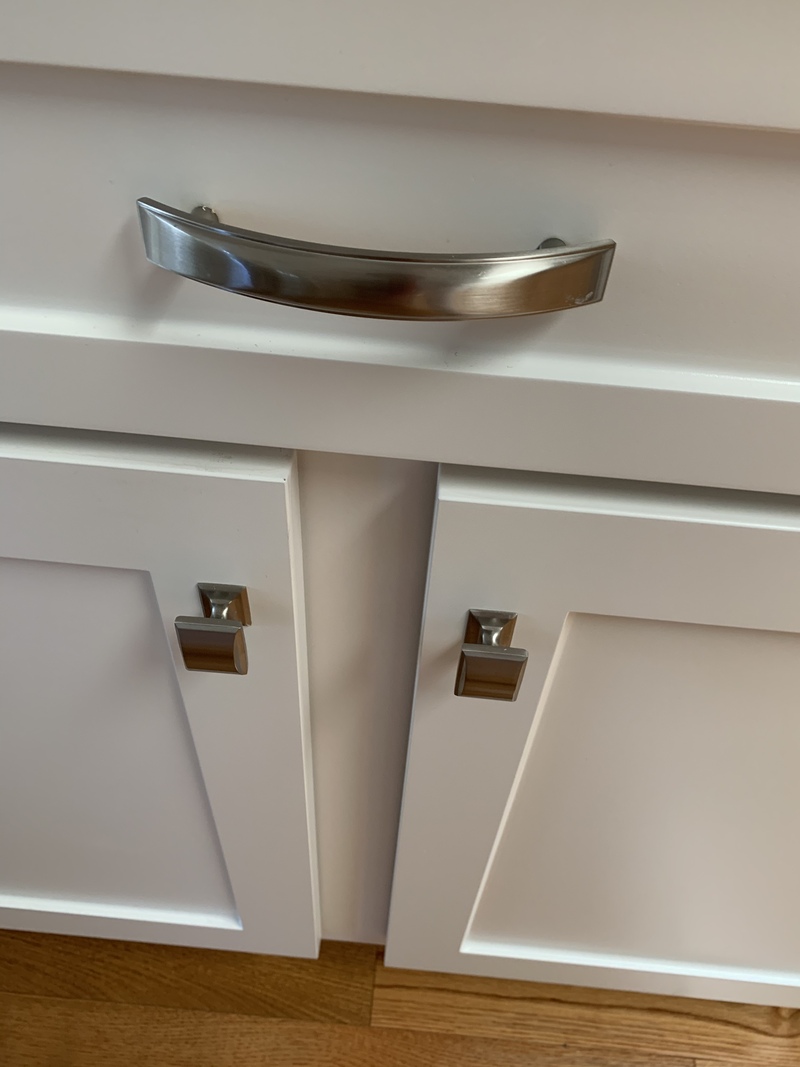 TRANSITIONAL HARDWARE INSTALLED ON SHAKER CABINET DOORS